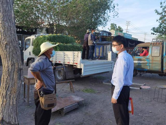 走进鱼台县鱼城镇段长勤农副产品收购站,工人们正在忙着将车上的蒜薹